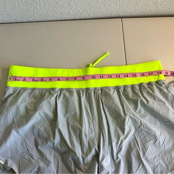 New Balance gray dry fit running shorts with panty Size XL Pocket In back - Picture 5 of 7